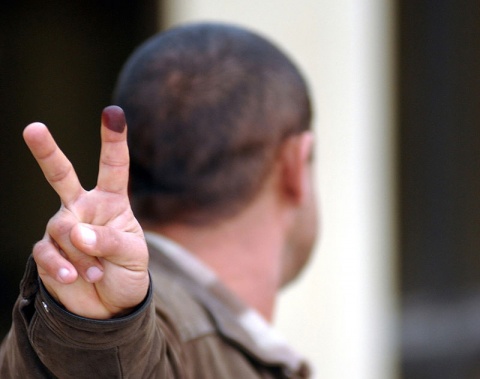 Ένας ψηφοφόρος δείχνει το χρωματισμένο δάχτυλό του κατά τη διάρκεια των ιρακινών εκλογών του 2005.
